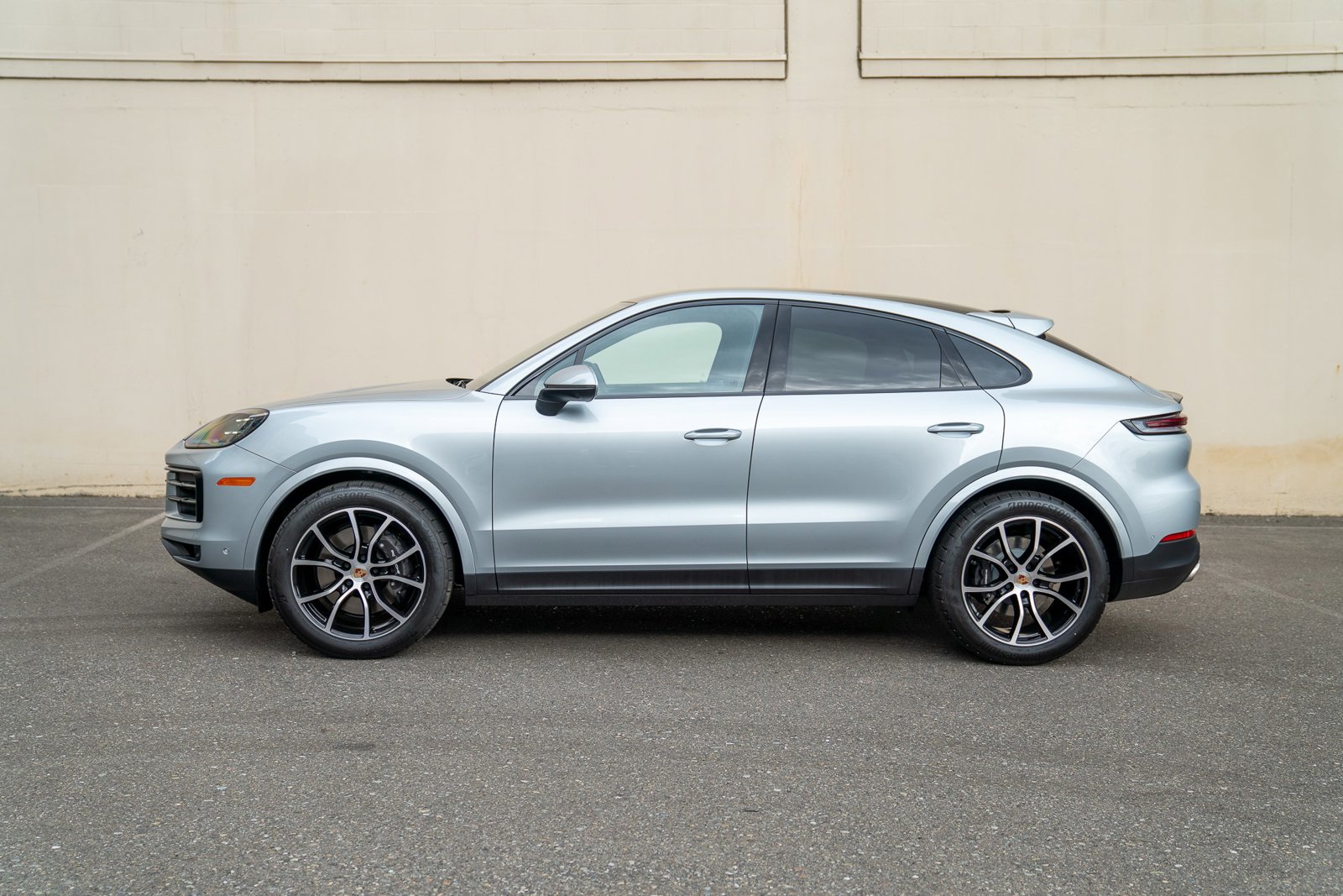 2025 Porsche Cayenne Coupe photo 2