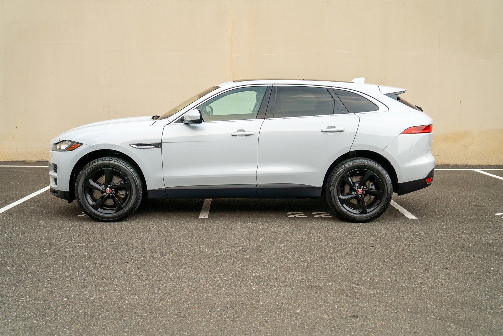 2017 Jaguar F-PACE Prestige photo 2
