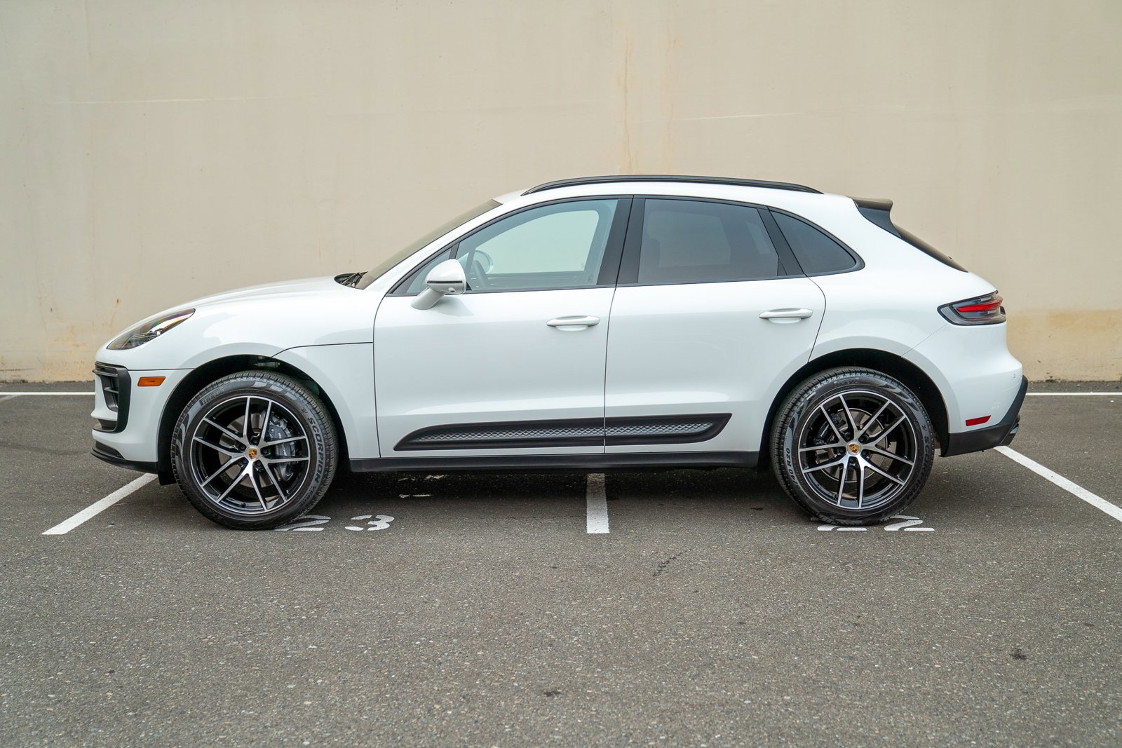 2025 Porsche Macan photo 2
