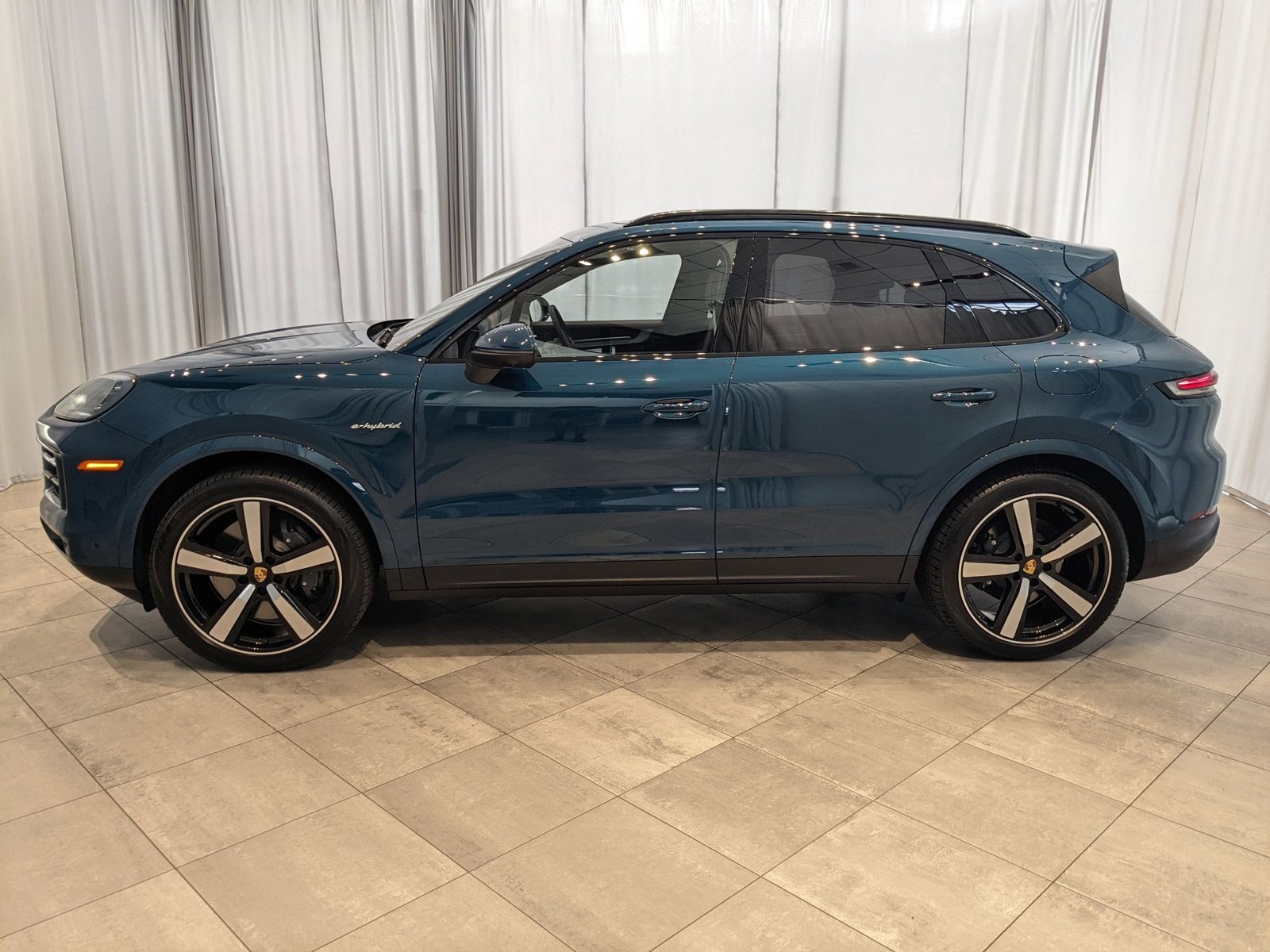 2024 Porsche Cayenne E-Hybrid photo 2