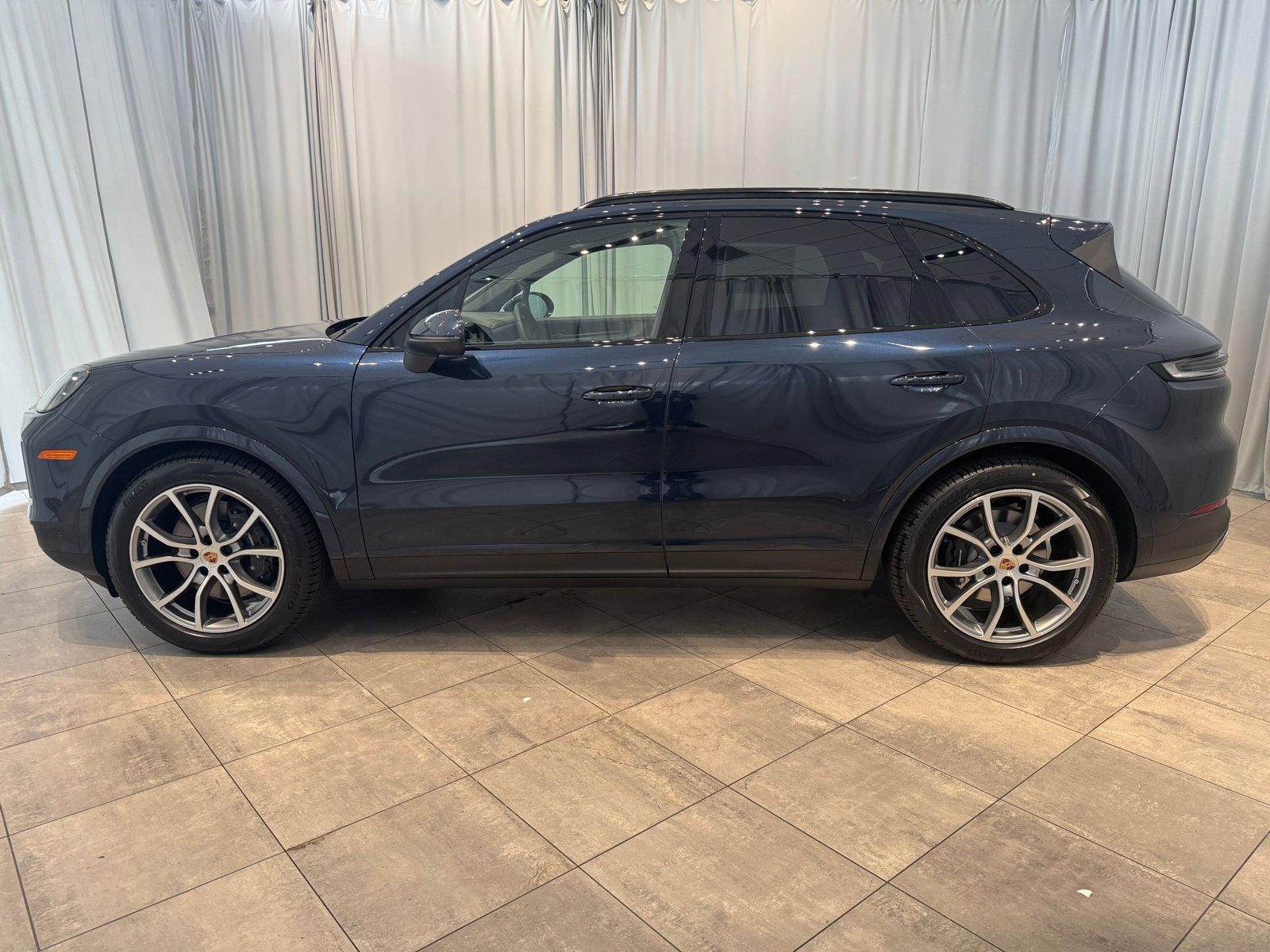 2025 Porsche Cayenne photo 2