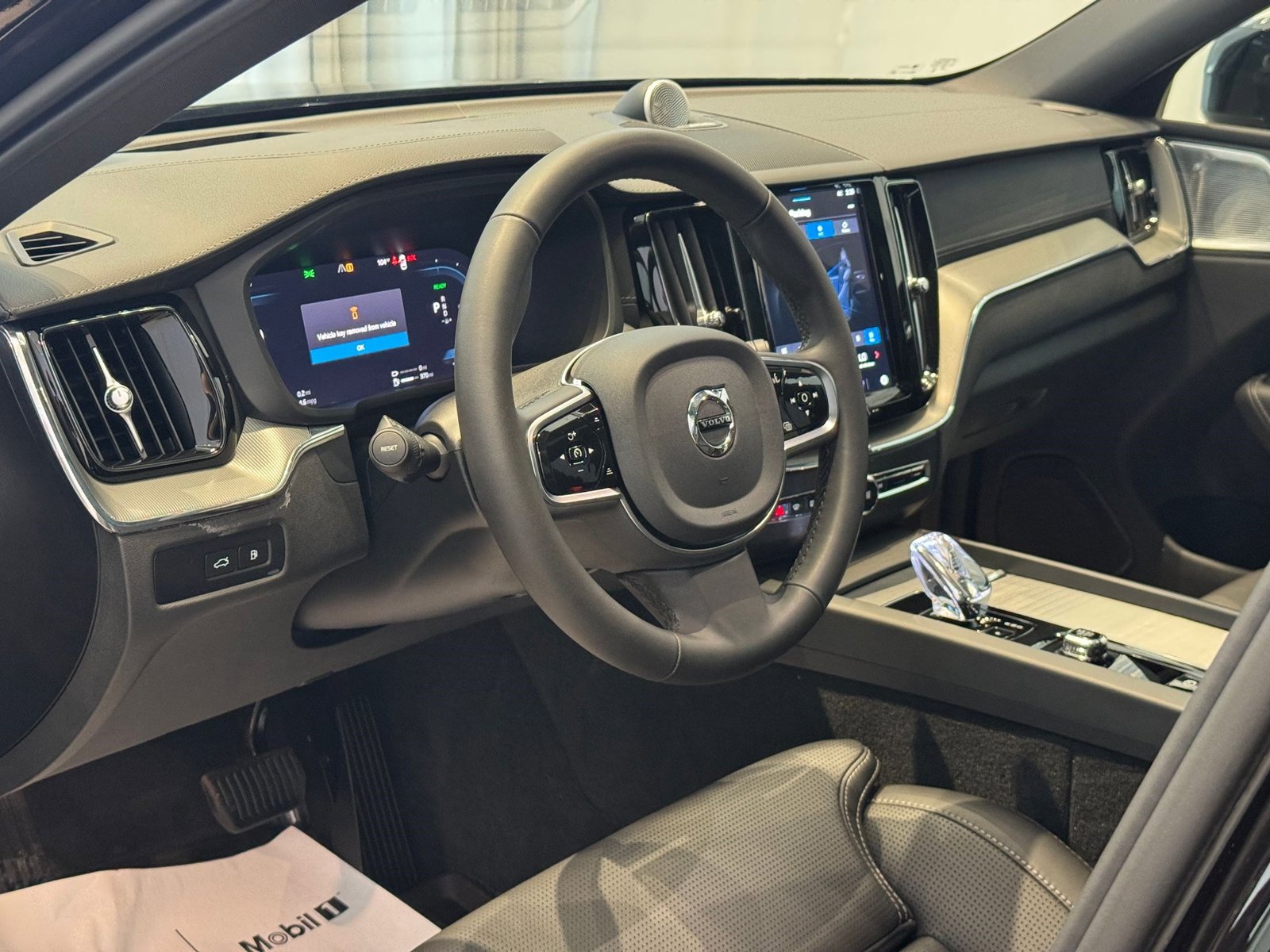 2024 Volvo XC60 Hybrid T8 Ultimate Black Edition photo 4