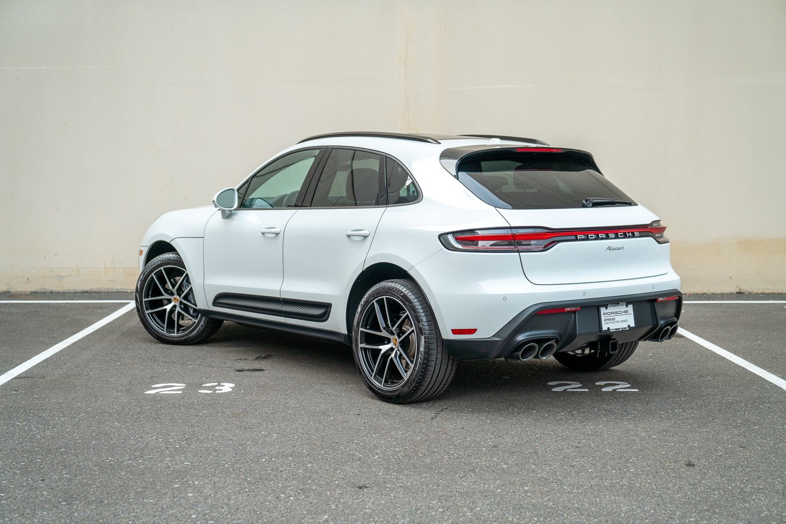 2025 Porsche Macan photo 3