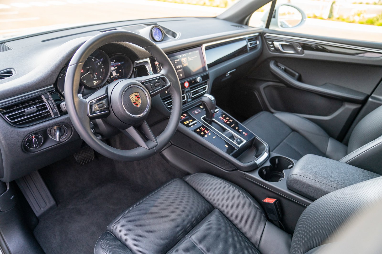 2025 Porsche Macan T photo 4