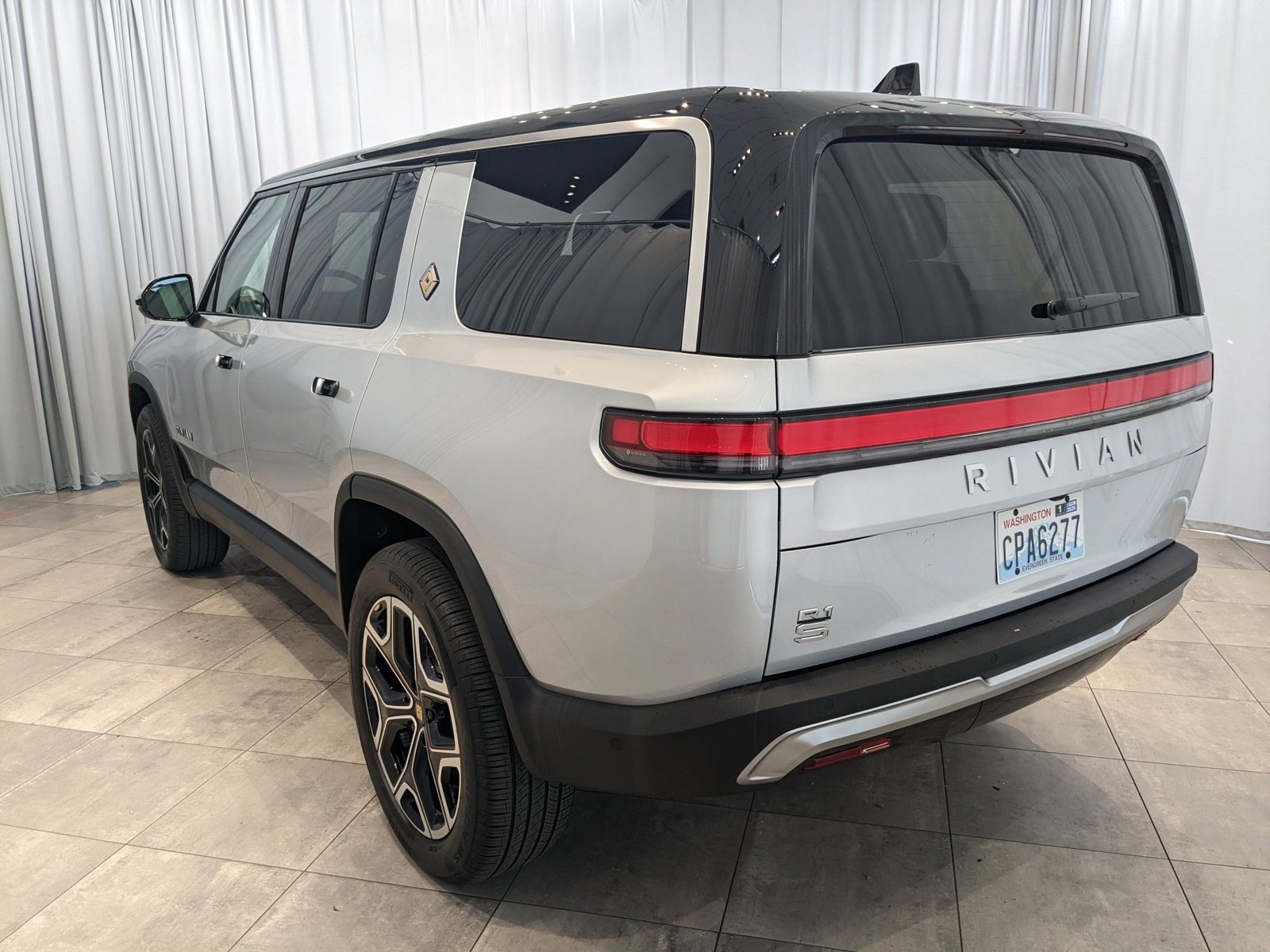 2025 Rivian R1S Adventure photo 3
