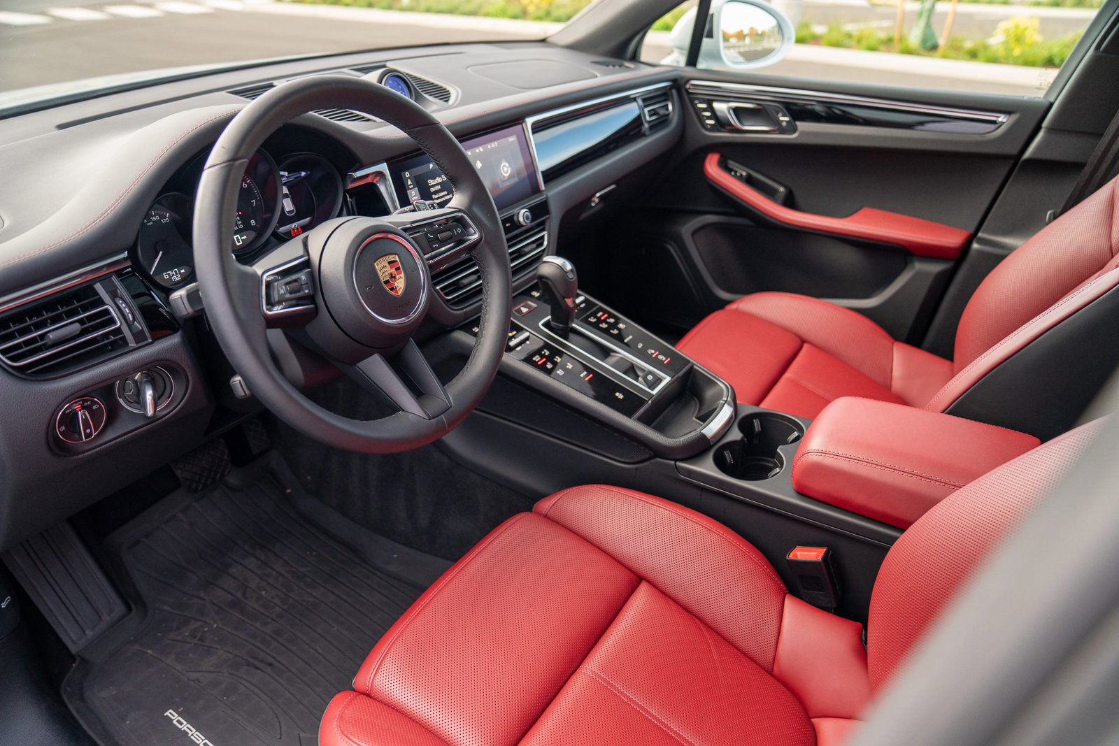 2025 Porsche Macan S photo 4