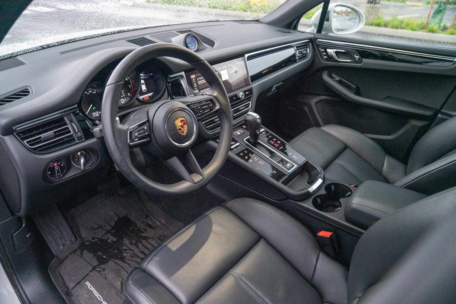 2025 Porsche Macan T photo 4