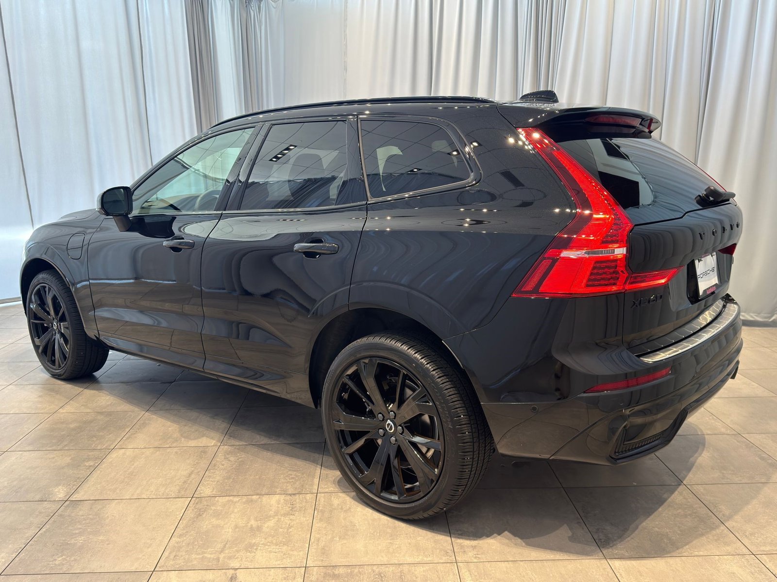 2024 Volvo XC60 Hybrid T8 Ultimate Black Edition photo 3