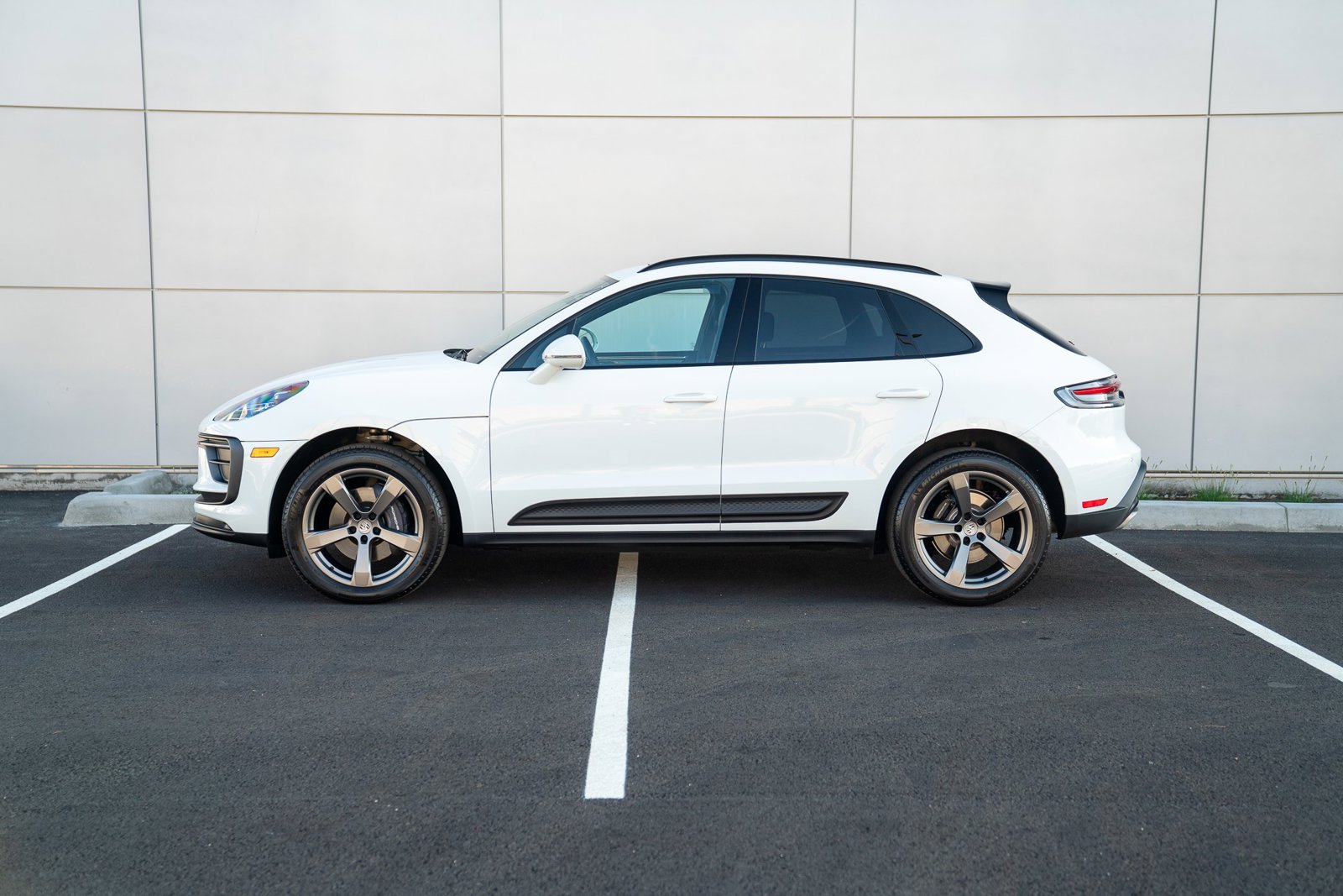 2025 Porsche Macan T photo 2