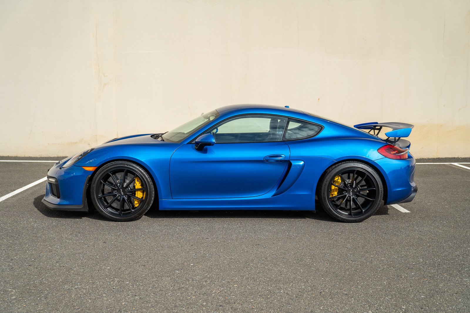 2016 Porsche Cayman GT4 photo 2