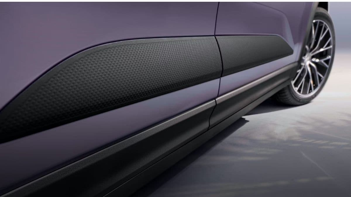 Porsche Macan Electric side blade