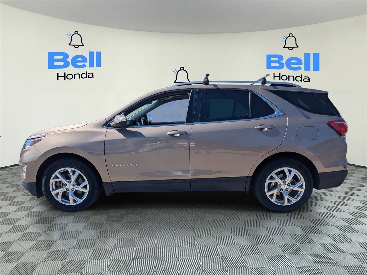 2018 Chevrolet Equinox LT photo 2