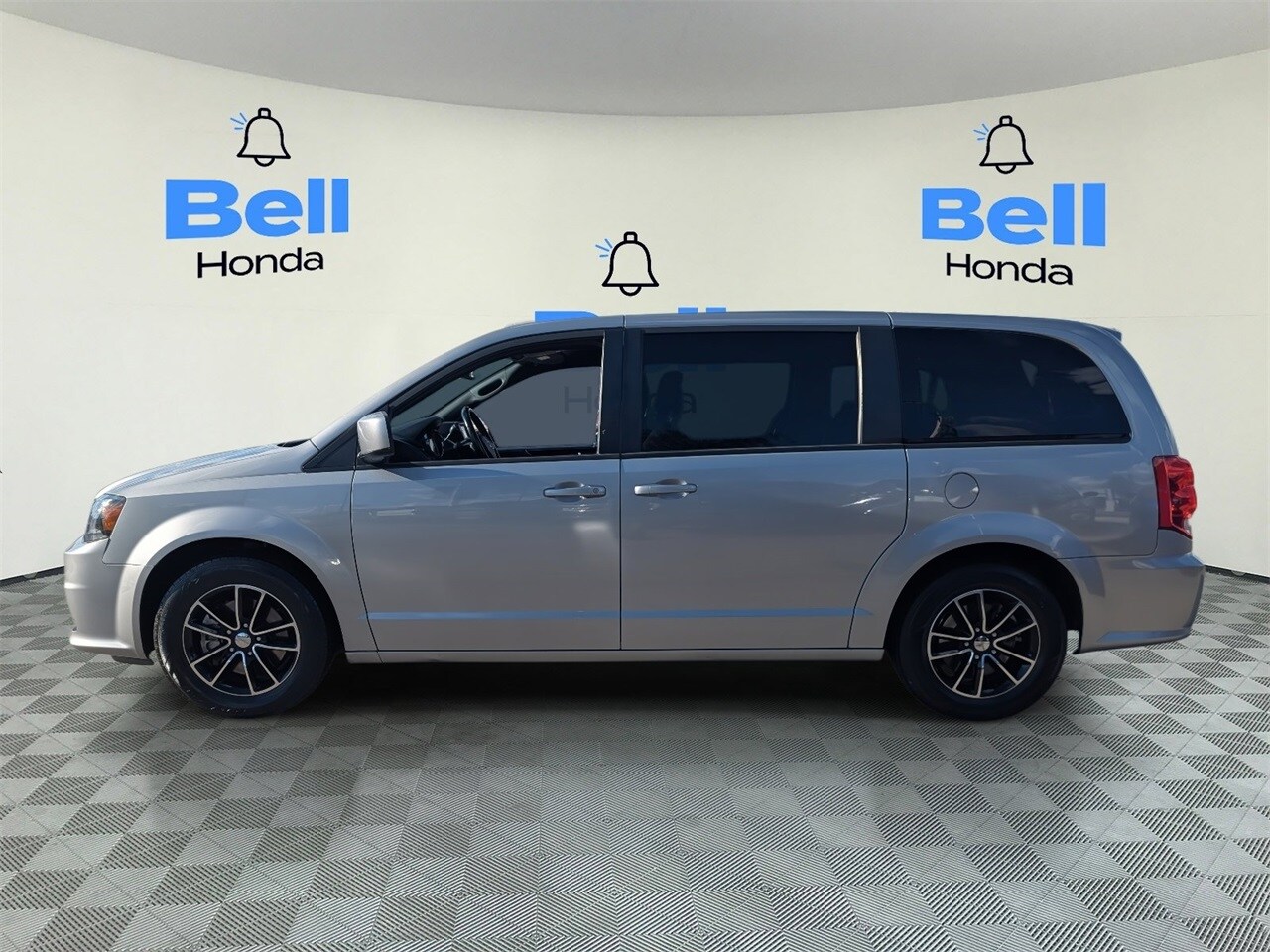 2018 Dodge Grand Caravan SE Plus photo 2