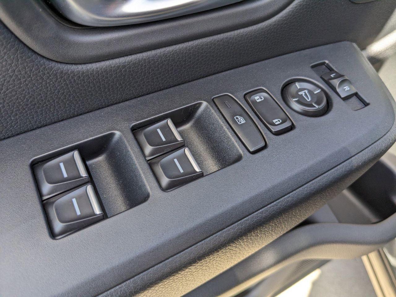 2025 Honda Pilot EX-L - Photo 14