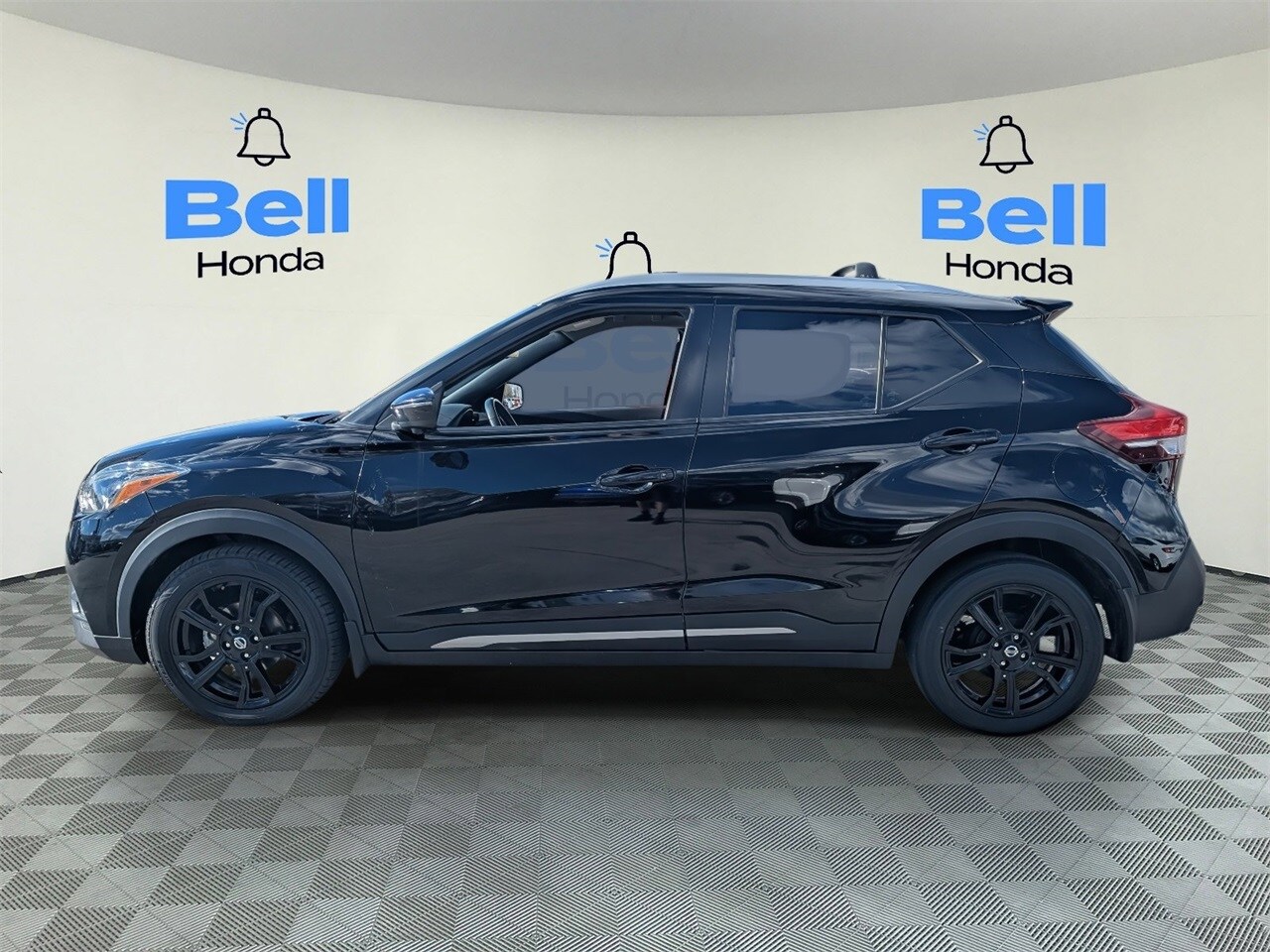 2020 Nissan Kicks SR photo 2