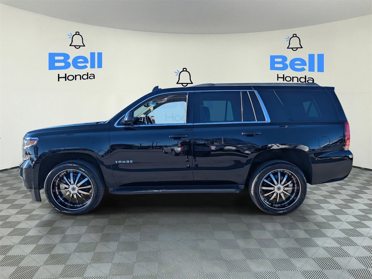 2016 Chevrolet Tahoe LT photo 2