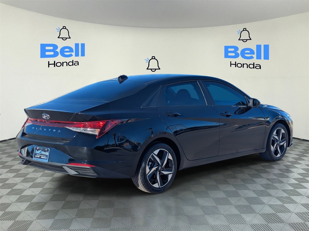 2023 Hyundai Elantra SEL photo 3
