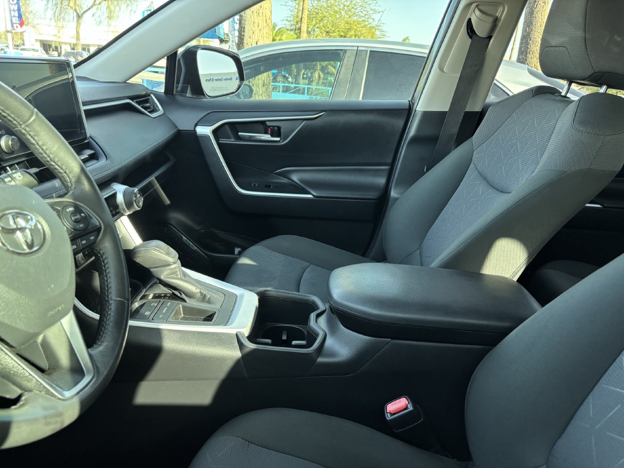 2025 Toyota RAV4 XLE - Photo 11