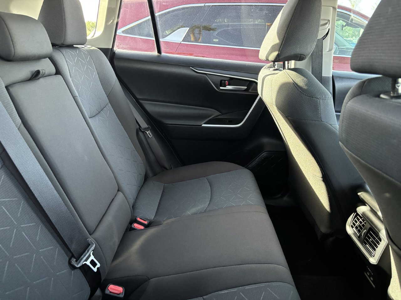 2025 Toyota RAV4 XLE - Photo 6