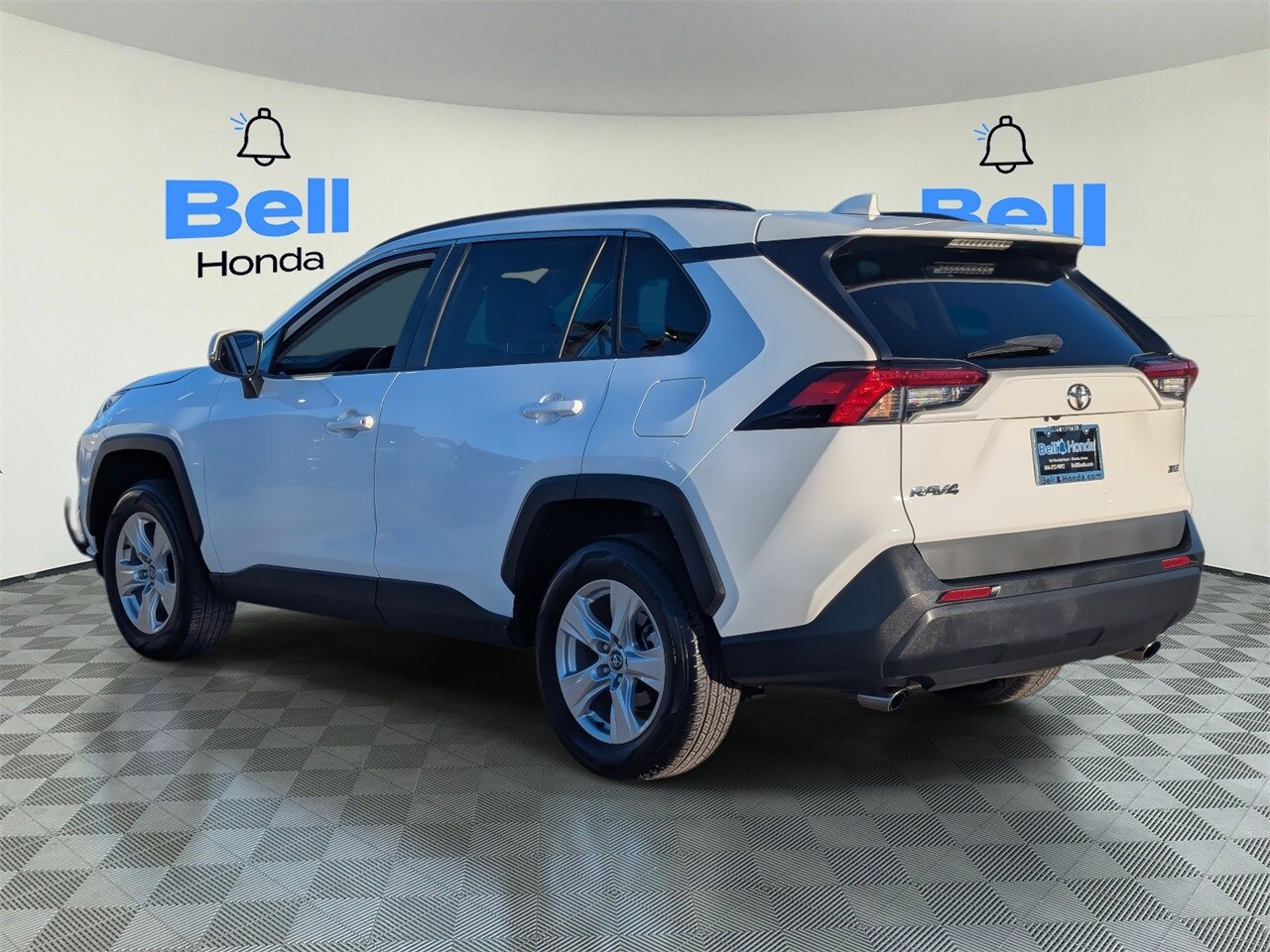 2021 Toyota RAV4 XLE photo 2