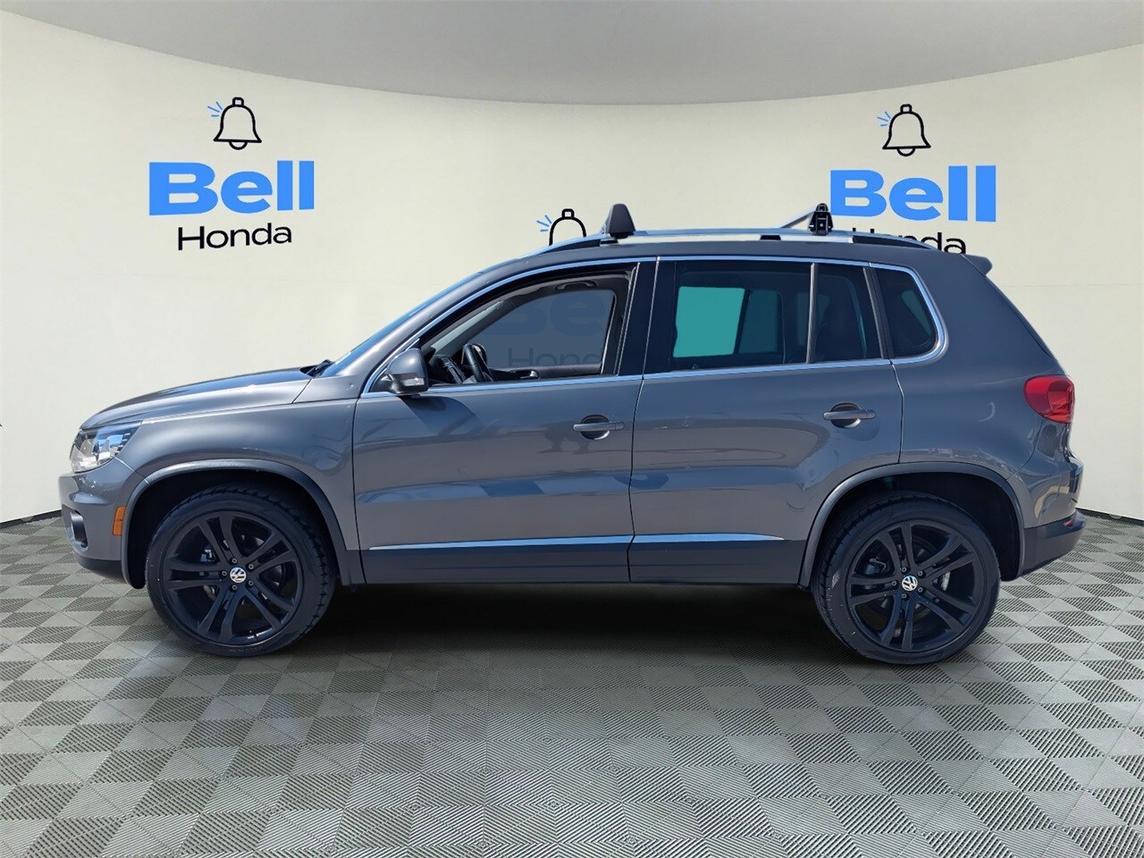 2017 Volkswagen Tiguan SEL photo 2