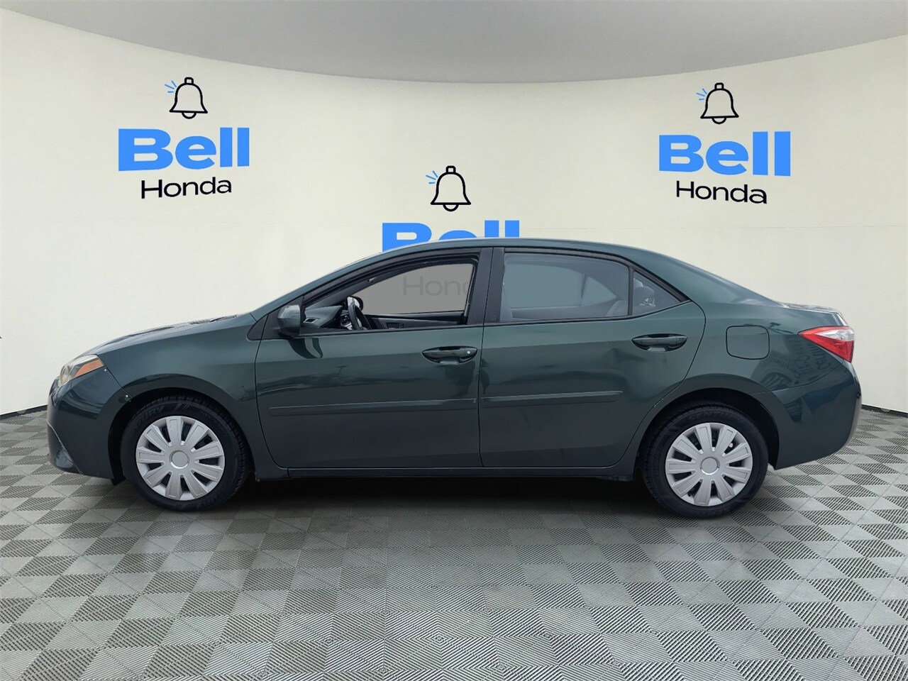 2015 Toyota Corolla LE photo 2