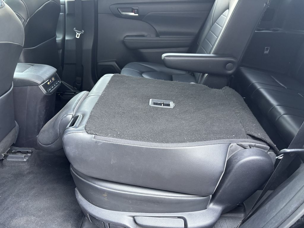 2021 Toyota Highlander XLE - Photo 24
