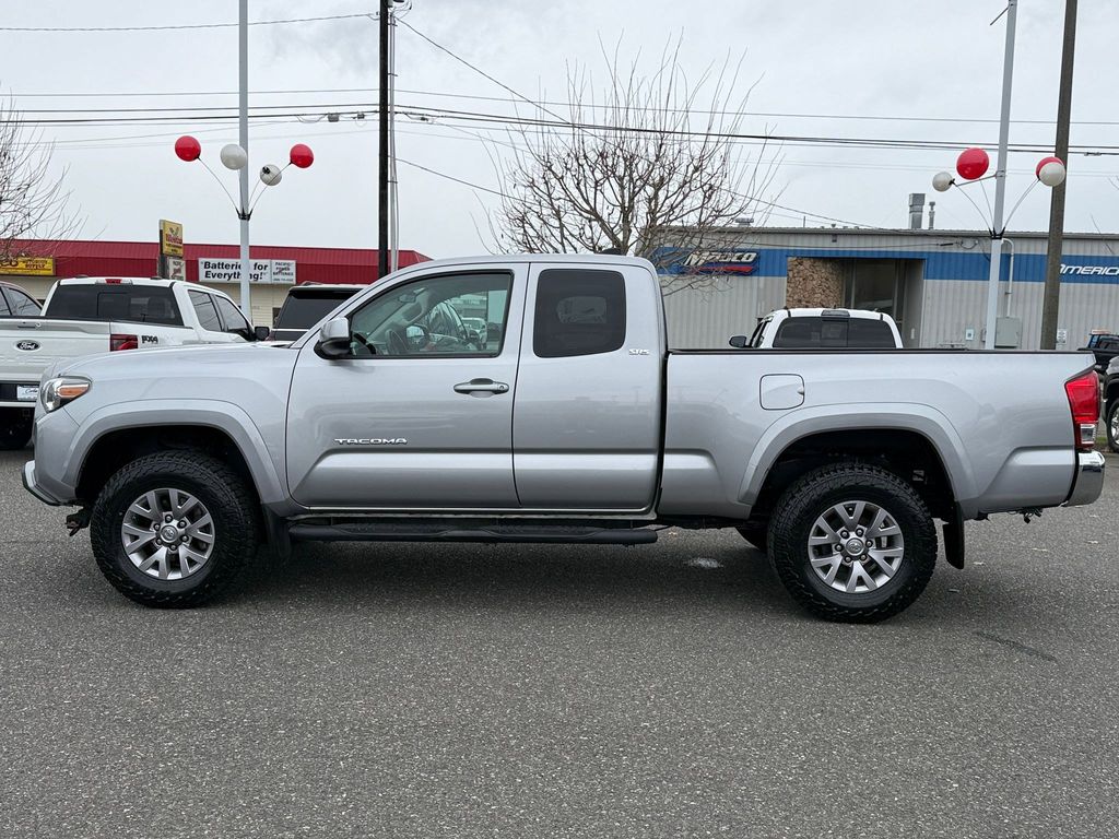 2017 Toyota Tacoma SR5 photo 4