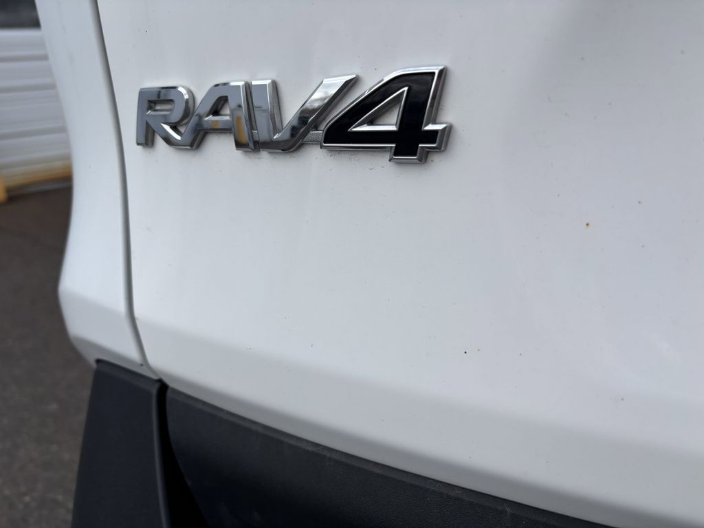 2024 Toyota RAV4 XLE - Photo 11