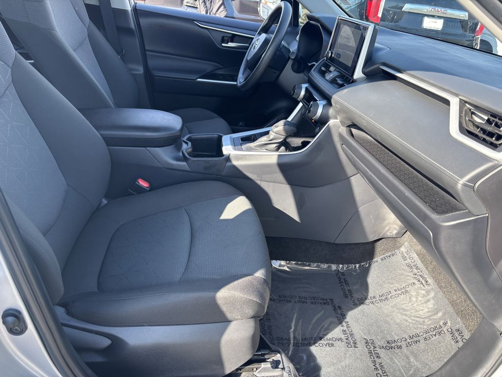 2025 Toyota RAV4 XLE - Photo 27