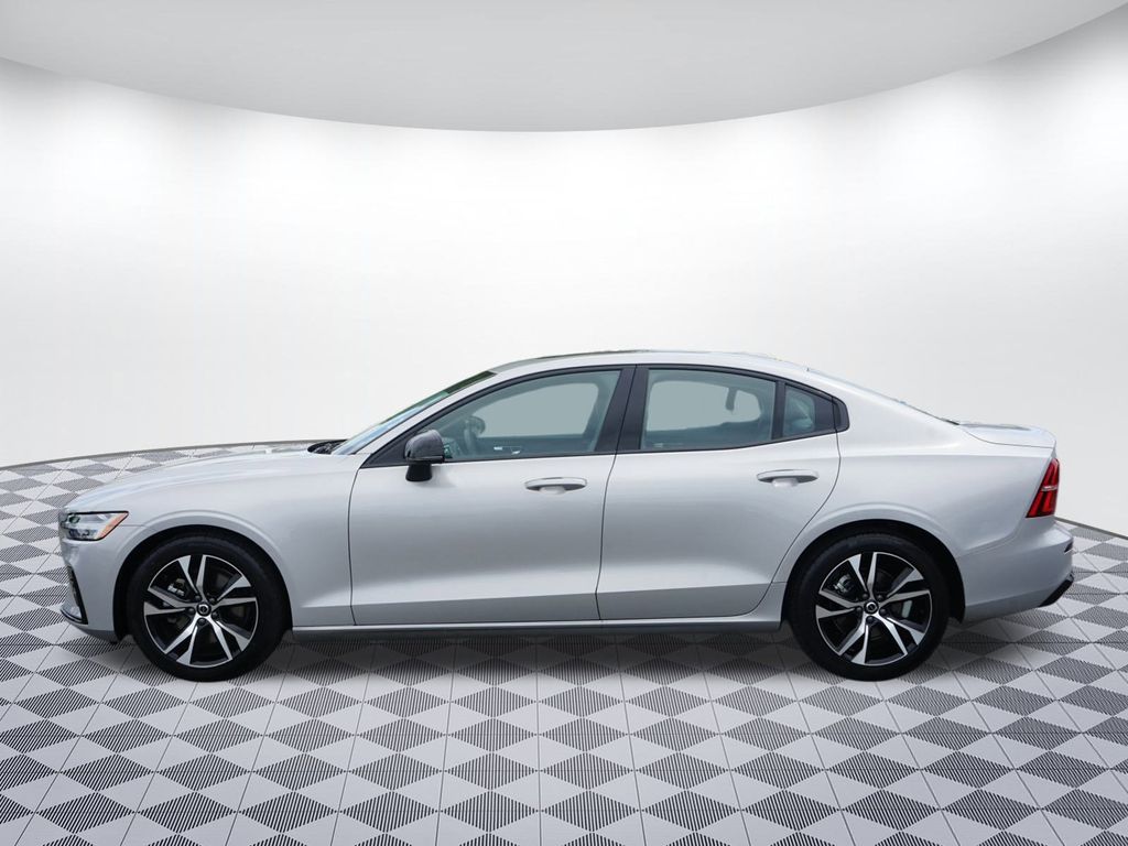 2025 Volvo S60 B5 photo 4