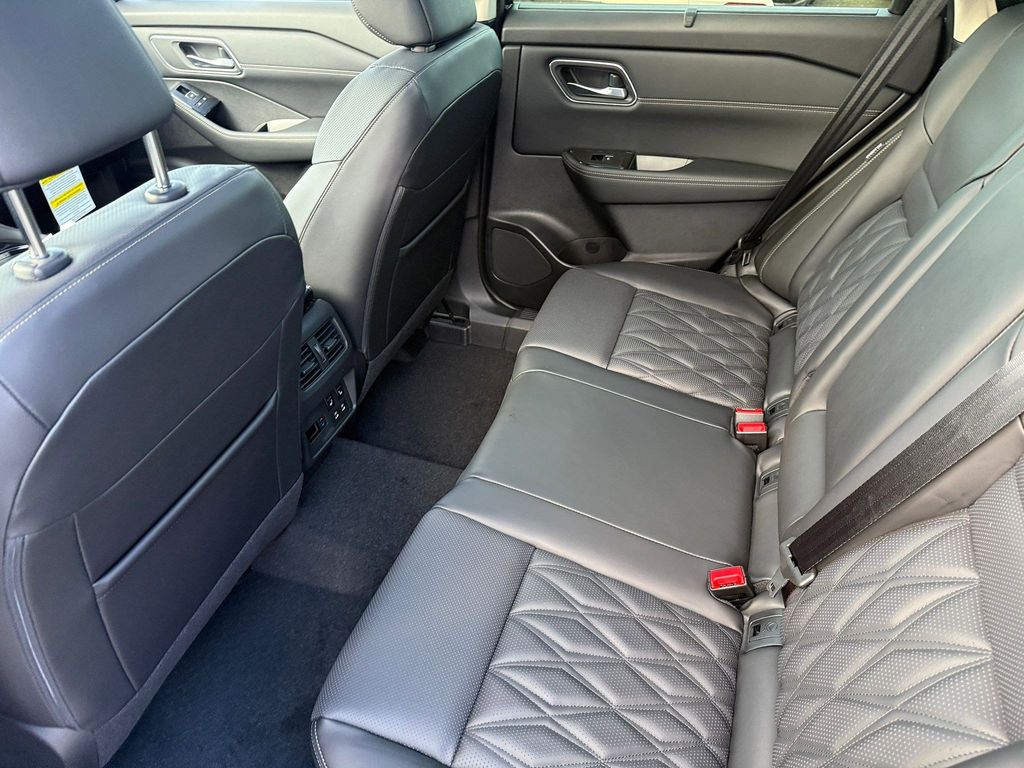 2026 Nissan Rogue Platinum - Photo 13