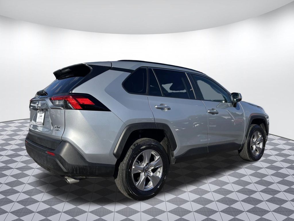 2025 Toyota RAV4 XLE - Photo 7