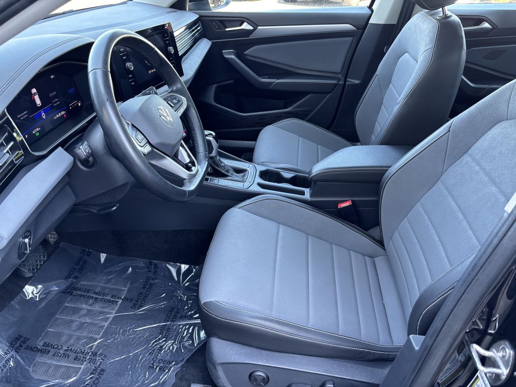 2025 Volkswagen Jetta SE - Photo 12