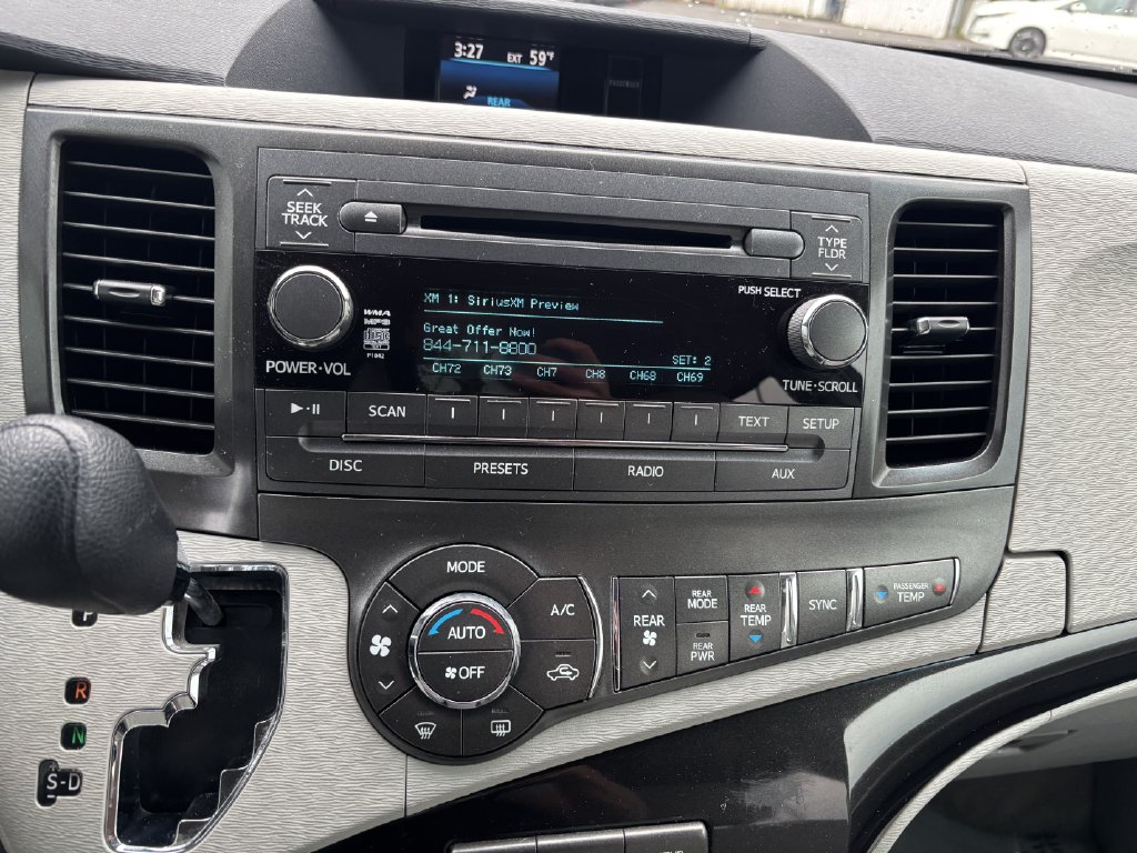 2013 Toyota Sienna LE - Photo 18