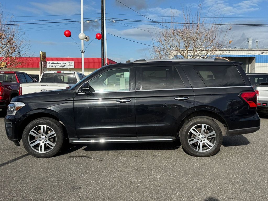 2022 Ford Expedition Limited photo 2