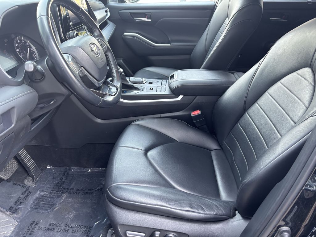 2021 Toyota Highlander XLE - Photo 13