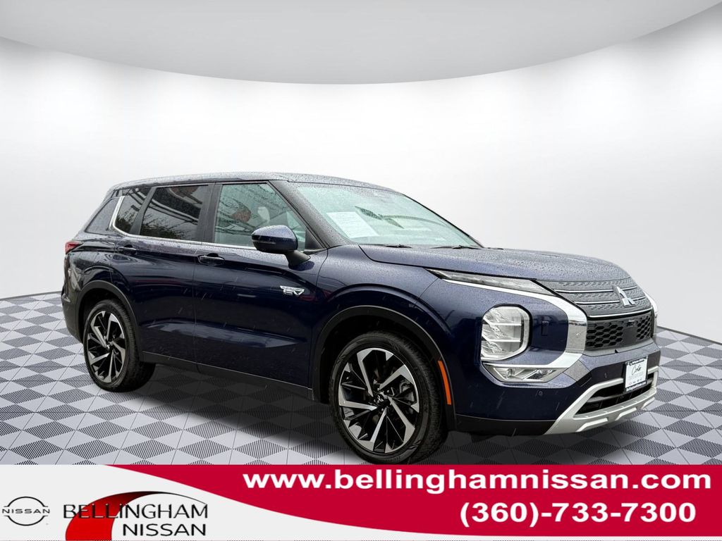 2023 Mitsubishi Outlander Plug-In Hybrid SE's photo