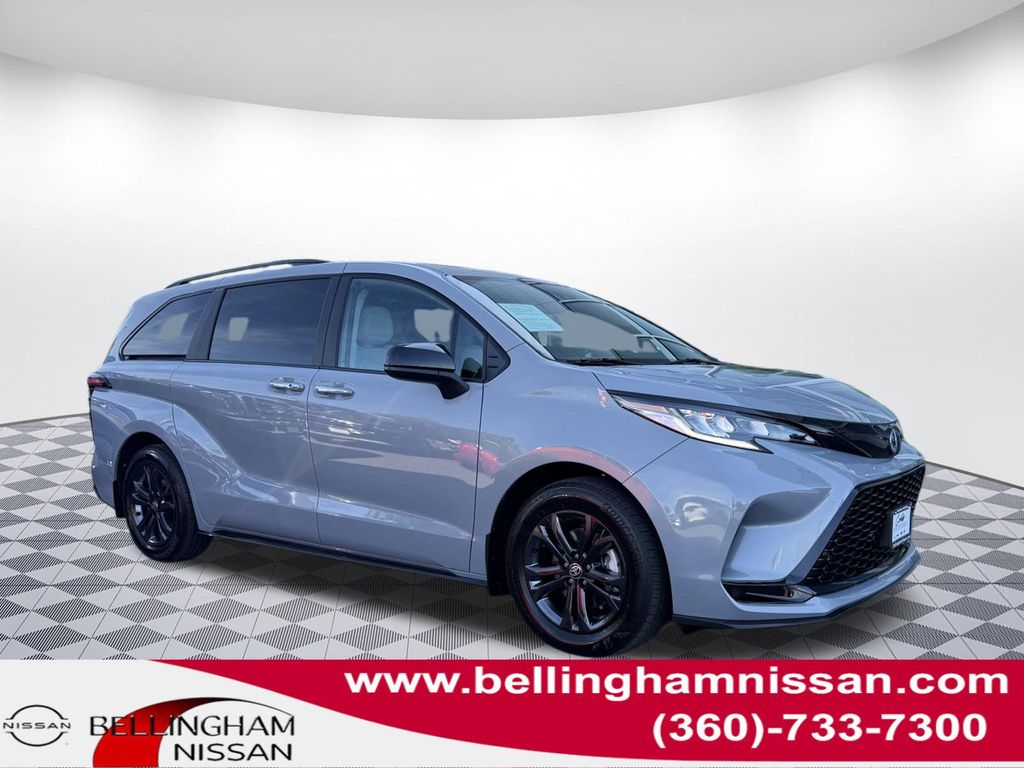 2025 Toyota Sienna LE AWD 8-Passenger's photo