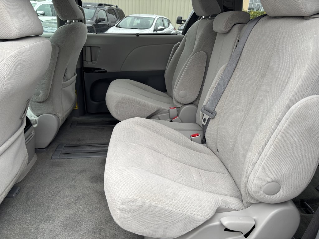 2013 Toyota Sienna LE - Photo 23