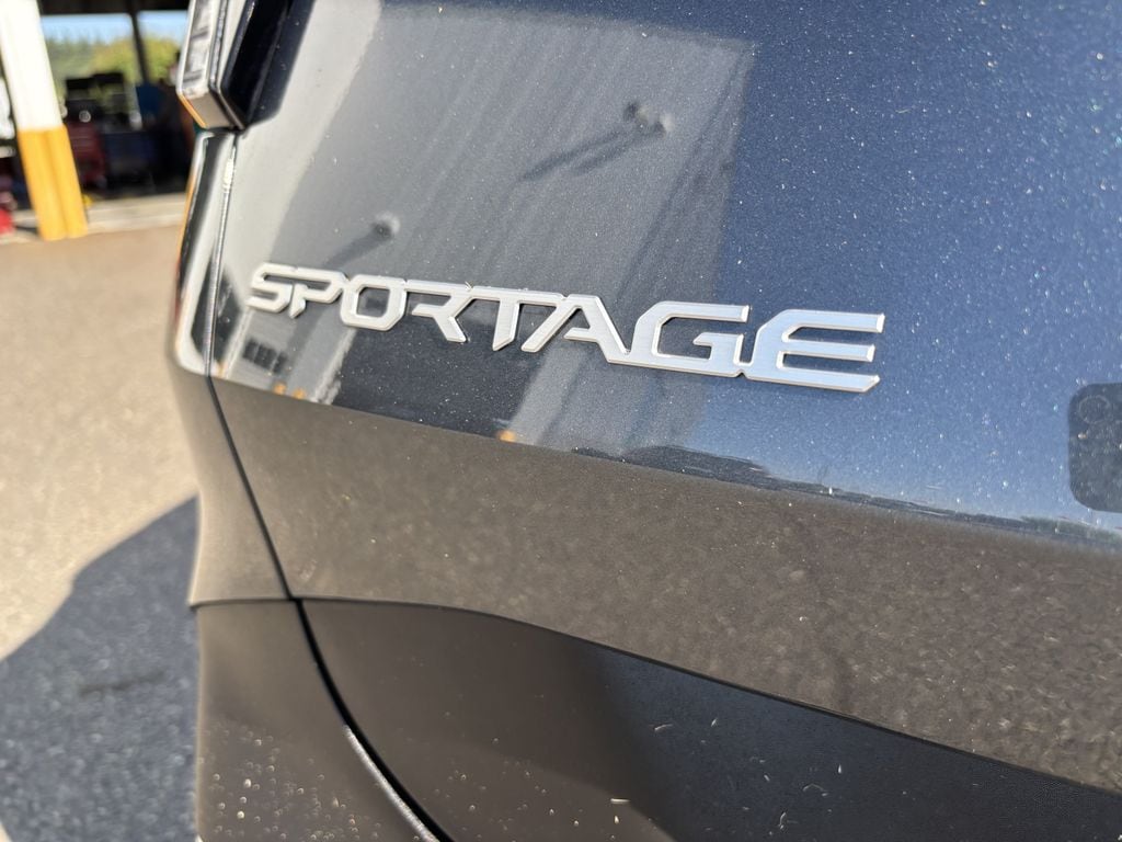 2025 Kia Sportage EX Hybrid - Photo 11