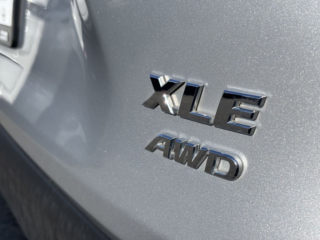 2025 Toyota RAV4 XLE - Photo 14