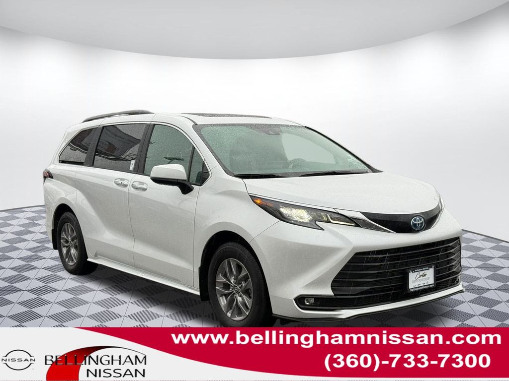 2025 Toyota Sienna XLE's photo