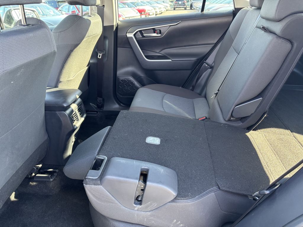 2025 Toyota RAV4 XLE - Photo 26
