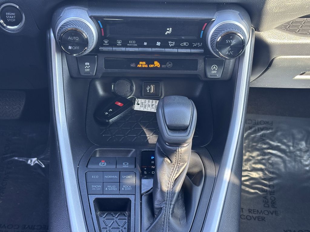 2025 Toyota RAV4 XLE - Photo 19
