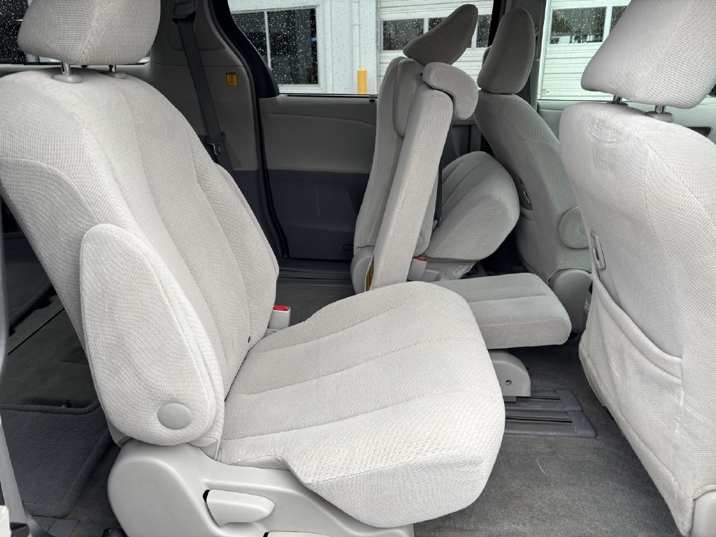 2013 Toyota Sienna LE - Photo 29