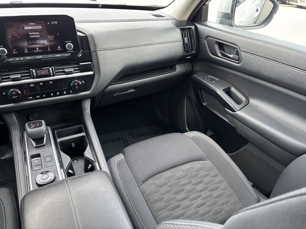2025 Nissan Pathfinder SV - Photo 24
