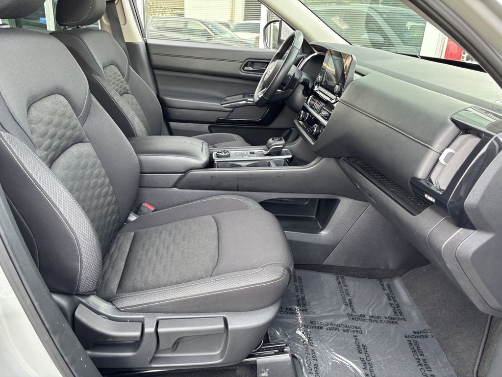 2025 Nissan Pathfinder SV - Photo 32