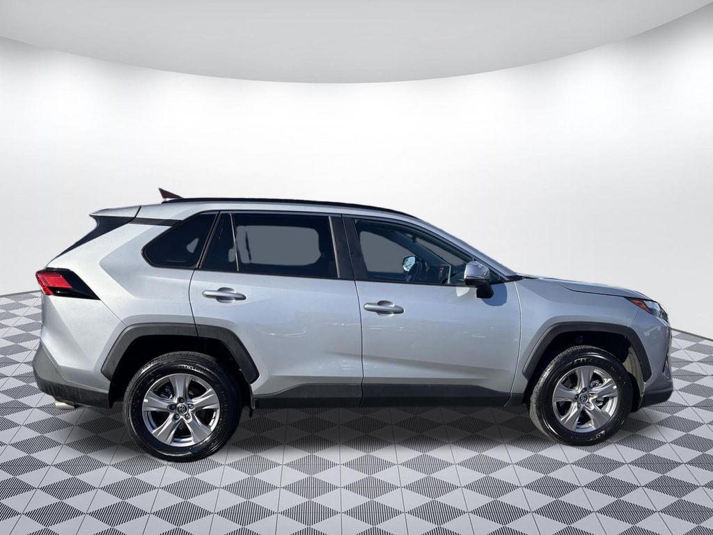 2025 Toyota RAV4 XLE - Photo 6