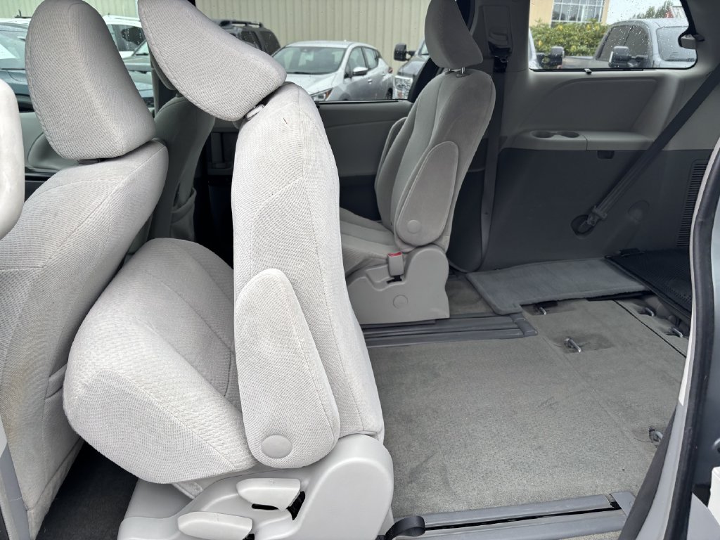 2013 Toyota Sienna LE - Photo 24